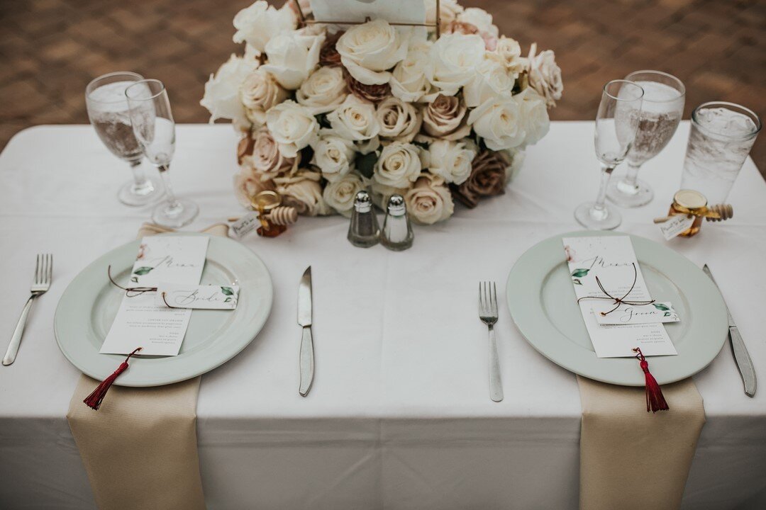 We are loving these sweetheart table vibes. Just in time for fall! ✨⠀⠀⠀⠀⠀⠀⠀⠀⠀
⠀⠀⠀⠀⠀⠀⠀⠀⠀
Photo: @kelseycolephoto⠀⠀⠀⠀⠀⠀⠀⠀⠀
Florals: #runwaybotanical 
⠀⠀⠀⠀⠀⠀⠀⠀⠀
#chasinglight #couplesgoals #darlingmovement #engaged #featuremeoncewed #huffpostido #intima