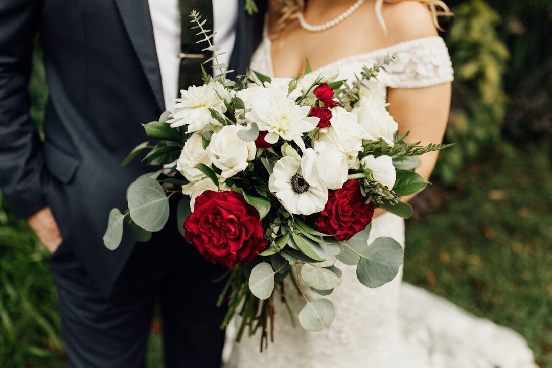 Happy October! Garden roses, anemone,  eucalyptus , oh my! Aren't you dreaming about this bouquet, too? ❤️⠀⠀⠀⠀⠀⠀⠀⠀⠀
⠀⠀⠀⠀⠀⠀⠀⠀⠀
Photo: @rachelhand⠀⠀⠀⠀⠀⠀⠀⠀⠀
Venue: @capenhouse ⠀⠀⠀⠀⠀⠀⠀⠀⠀
⠀⠀⠀⠀⠀⠀⠀⠀⠀
#yourrunwayevent #runwayevents #floraldesigner #floraldes